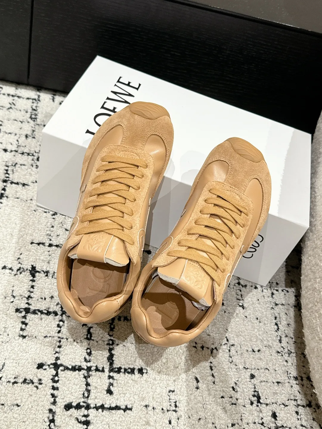 👟👟Ex-factory price 620👟👟 #couples model Top version LOEWE 25/ Latest catwalk model Ballet Runner 2.0. Couple model Ballet Casual Sports Shoes Moral Training Shoes Forrest Gump Shoes Original purchase and development Production Fabric matching Repeated selection of materials Nylon and calfskin leather sneakers featuring an asymmetric toe design, sock-like internal construction, and lightweight rubber outsole extending to the toe. ✔️Fabric: original customized imported first-layer cowhide ✔️Lining: imported soft sheepskin + mesh lining ✔️Sole: original molded anti-slip rubber material ✔️Sole thickness: increased by 2.5CM ✔️Size: #35-45 (45 for women, 45 for men, custom-made, non-refundable)
